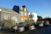 Bureau Location à Linger - 5 500 € Belle immeuble utilisé comme bureau, idéal pour profession libérale, avec plusieurs emplacements extérieurs, situé dans une rue calme de Linger.
L?immeuble se compose de :
Rez ?de-chaussée: Hall d'entrée, réception, 7 bureaux, une cuisine, 2 WC sépares d' un accès pour la double caves (41 m2).
Au 1er étage: 5 bureaux donnant sur une terrasse de (40M2) avec placard pour archives de (9 m2) ainsi qu?une une salle de réunion.
Le bâtiment est moderne, entièrement climatisé, avec caméra de surveillance extérieur, alarme, plusieurs emplacements extérieurs.
Libre en Juin 2020.
Ref agence :180