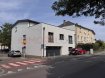 Immo Losch vous propose en vente ce bel appartement de 71,5 m², situé au 1er étage d'une petite résidence de seulement quatre unités à Echternach, la plus ancienne ville du Luxembourg.

Idéalement situé à proximité du centre-ville, cet appartement vous permettra de profiter de toutes les commodités accessibles à pied : commerces, restaurants, écoles, transports en commun ainsi que des agréables promenades le long de la Sûre. Echternach est particulièrement appréciée pour son cadre de vie paisible, son riche patrimoine historique, son célèbre abbaye classée au patrimoine mondial de l'UNESCO et sa proximité avec la frontière allemande.

La résidence, construite en 1960, a fait l'objet d'une rénovation complète entre 2016 et 2017. Tous les éléments ont été entièrement remis à neuf, à l'exception des murs porteurs, des dalles et de la chaudière, offrant ainsi un excellent niveau de confort tout en conservant le charme du bâtiment.

L'appartement se compose d'une belle cuisine équipée ouverte sur un séjour lumineux, créant un espace de vie convivial et agréable. Une chambre à coucher spacieuse ainsi qu'une salle de douche moderne avec douche, lavabo et WC complètent ce bien.

Les prestations comprennent des fenêtres en triple vitrage, des stores électriques, une buanderie commune, ainsi qu'un local poubelles commun équipé du système de tri SuperDrecksKëscht. La résidence se compose d'un bureau et de trois appartements et ne dispose pas d'ascenseur, ce qui permet de limiter les charges de copropriété.

Informations complémentaires
Surface habitable : 71,5 m²
Résidence de 4 unités
Construction : 1960
Rénovation complète : 2016-2017
Chauffage au mazout (chaudière Buderus de 2006)
Classe énergétique : E / E
Triple vitrage
Stores électriques
Buanderie commune
Possibilité de louer un emplacement extérieur

Prix de vente : 445.000 €

Que ce soit pour une résidence principale ou un investissement locatif, cet appartement constitue une excellente opportunité grâce à sa qualité de rénovation, son emplacement privilégié et sa proximité immédiate de toutes les commodités.

Pour plus d'informations ou pour organiser une visite, contactez Immo Losch :

+352 26 53 26 11
info@immolosch.lu

 ---------- 
Immo Losch bietet Ihnen dieses schöne 71,5 m² große Appartement zum Verkauf an, das im 1. Stock eines kleinen Wohnhauses mit nur vier Einheiten in Echternach liegt, der ältesten Stadt Luxemburgs.

Ideal in der Nähe des Stadtzentrums gelegen, ermöglicht dieses Apartment Ihnen, alle bequem zu Fuß erreichbaren Annehmlichkeiten zu nutzen: Geschäfte, Restaurants, Schulen, öffentliche Verkehrsmittel sowie angenehme Spaziergänge entlang der Sauer. Echternach ist besonders wegen seiner ruhigen Lebensqualität, seines reichen historischen Erbes, seines berühmten Klosters, das zum UNESCO-Weltkulturerbe gehört, und seiner Nähe zur deutschen Grenze geschätzt.

Das Gebäude, das 1960 gebaut wurde, wurde zwischen 2016 und 2017 umfassend renoviert. Alle Elemente wurden vollständig erneuert, mit Ausnahme der tragenden Wände, der Decken und der Heizung, was ein sehr hohes Maß an Komfort bietet und den Charme des Gebäudes bewahrt.

Das Apartment besteht aus einer schönen, offenen Küche, die in einen hellen Wohnraum übergeht, was einen geselligen und angenehmen Wohnbereich schafft. Ein geräumiges Schlafzimmer sowie ein modernes Duschbad mit Dusche, Waschbecken und WC vervollständigen dieses Angebot.

Zu den Annehmlichkeiten gehören Dreifachverglasung, elektrische Rollläden, ein gemeinsamer Waschraum sowie ein gemeinsamer Müllraum mit dem SuperDrecksKëscht-Trennsystem. Das Gebäude besteht aus einem Büro und drei Apartments und verfügt nicht über einen Aufzug, was die Eigentumswohnkosten begrenzt.

Weitere Informationen
Wohnfläche: 71,5 m²
Gebäude mit 4 Einheiten
Baujahr: 1960
Komplette Renovierung: 2016-2017
Heizung mit Öl (Buderus-Kessel von 2006)
Energieklasse: E / E
Dreifachverglasung
Elektrische Rollläden
Gemeinsamer Waschraum
Möglichkeit, einen Außenstellplatz zu mieten

Verkaufspreis: 445.000 €

Egal, ob es sich um eine Hauptwohnung oder eine Investition handelt, dieses Apartment ist eine hervorragende Gelegenheit dank seiner Renovierungsqualität, seiner privilegierten Lage und seiner unmittelbaren Nähe zu allen Annehmlichkeiten.

Für weitere Informationen oder um eine Besichtigung zu organisieren, kontaktieren Sie Immo Losch:

+352 26 53 26 11
info@immolosch.lu

 ---------- 
Immo Losch offers for sale this beautiful 71.5 m² apartment, located on the 1st floor of a small residence with only four units in Echternach, the oldest town in Luxembourg.

Ideally situated near the city center, this apartment will allow you to enjoy all amenities within walking distance: shops, restaurants, schools, public transportation, as well as pleasant walks along the Sûre river. Echternach is particularly appreciated for its peaceful living environment, rich historical heritage, its famous abbey listed as a UNESCO World Heritage site, and its proximity to the German border.

The residence, built in 1960, underwent a complete renovation between 2016 and 2017. All elements have been completely renewed, except for the load-bearing walls, slabs, and boiler, offering an excellent level of comfort while retaining the charm of the building.

The apartment consists of a beautiful equipped open kitchen overlooking a bright living room, creating a friendly and pleasant living space. A spacious bedroom as well as a modern shower room with shower, sink, and toilet complete this property.

Features include triple-glazed windows, electric blinds, a communal laundry room, as well as a shared garbage room equipped with the SuperDrecksKëscht sorting system. The residence comprises an office and three apartments and does not have an elevator, which helps to limit joint ownership charges.

Additional information
Living area: 71.5 m²
Residence of 4 units
Construction: 1960
Complete renovation: 2016-2017
Oil heating (Buderus boiler from 2006)
Energy class: E / E
Triple glazing
Electric blinds
Communal laundry room
Possibility to rent an outdoor parking space

Sale price: €445,000

Whether for a primary residence or a rental investment, this apartment presents an excellent opportunity thanks to its renovation quality, its privileged location, and its immediate proximity to all amenities.

For more information or to organize a visit, contact Immo Losch:

+352 26 53 26 11
info@immolosch.lu