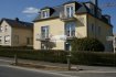 Appartement Vente 3 chambres à Frisange - 620 000 € IMMO EXCELLENCE vous propose en exclusivité ce joli et moderne duplex d'une surface habitable de 114 m2 ainsi que d'une surface utile de 152 m2, situé dans une Résidence à seulement 3 unités. Le duplex se compose comme suit : - Un hall d'entrée ( 3.10 m2 ), une spacieuse cuisine équipée et ouverte ( 20.20 m2 ) avec accès sur un balcon ( 2.02 m2 ), un living ( 20.83 m2 ) avec accès sur un balcon ( 1.94 m2 ), une salle-à-manger ( 9.63 m2 ), un W.C. séparé ( 1.77 m2 ), un tour d'escalier ( 5.10 m2 ). A l'étage vous trouvez : - Un hall ( 15.38 m2 ), une chambre-à-coucher ( 8.59 m2 ), une deuxième chambre-à-coucher ( 12.53 m2 ) avec accès sur un balcon ( 1.89 m2), une salle-de-bains douche ( 7.12 m2 ), ainsi qu'une troisième chambre-à-coucher ( 12.77 m2 ). L'appartement-duplex dispose également d'un grenier ( 11.43 m2 ), d'une cave avec raccordement pour la machine-à-laver ( 11.21 m2 ), ainsi que d'un garage ( 15.38 m2 ).
A voir absolument !!
Ref agence :3426760