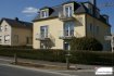Duplex Vente 3 chambres à Frisange - 620 000 € IMMO EXCELLENCE vous propose en exclusivité ce joli et moderne duplex d'une surface habitable de 114 m2 ainsi que d'une surface utile de 152 m2, situé dans une Résidence à seulement 3 unités. Le duplex se compose comme suit : - Un hall d'entrée ( 3.10 m2 ), une spacieuse cuisine équipée et ouverte ( 20.20 m2 ) avec accès sur un balcon ( 2.02 m2 ), un living ( 20.83 m2 ) avec accès sur un balcon ( 1.94 m2 ), une salle-à-manger ( 9.63 m2 ), un W.C. séparé ( 1.77 m2 ), un tour d'escalier ( 5.10 m2 ). A l'étage vous trouvez : - Un hall ( 15.38 m2 ), une chambre-à-coucher ( 8.59 m2 ), une deuxième chambre-à-coucher ( 12.53 m2 ) avec accès sur un balcon ( 1.89 m2), une salle-de-bains + douche ( 7.12 m2 ), ainsi qu'une troisième chambre-à-coucher ( 12.77 m2 ). L'appartement-duplex dispose également d'un grenier ( 11.43 m2 ), d'une cave avec raccordement pour la machine-à-laver ( 11.21 m2 ), ainsi que d'un garage ( 15.38 m2 ).
A voir absolument !!
Ref agence :3426760