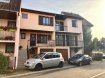 Maison mitoyenne Vente 4 chambres à Strasbourg - 250 000 € Au calme, jolie maison 5 pièces avec jardin sur 3 niveaux :
- Rez-de-chaussée : Jardin, une chambre, dégagement, garage, buanderie ;
- 1er étage : terrasse, entrée, séjour avec balcon sur le jardin arrière, cuisine avec coin repas, Wc séparé ;
- 2e étage : trois chambres, wc séparé, salle de bains, palier/dégagement.
Garage deux voitures de plain pied.
Au sous-sol : une grande et une petite cave. Possibilité d'aménager une salle de jeux/salon TV.
Proche des transports, commerces et accès autoroute (A351). Collège, école maternelle et piscine à 5 minutes à pieds.
Possibilité de scinder la maison en deux appartements de 4 pièces et 1 ou 2 pièces.
Charges mensuelles : environ 110 € (y compris chauffage et eau chaude)