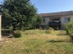 Maison Vente 3 chambres à Moyeuvre-Grande - 190 000 € Dans une impasse au calme, maison (mitoyenne 1 côté) plain-pied surelevé de type F5 de 95m² habitables sur 9.50 ares de terrain.Composé d'une entrée desservant une pièce de vie de 30m² avec accès balcon vue sur la verdure, cuisine ouverte, 3 chambres (12, 14 et 16m²), salle d'eau, toilettes séparés. Sur sous-sol tolal : 3 caves, chaufferie | buanderie, garage accès direct à la maison avec atelier attenant (nombreuses possibilités d'aménagement).Double vitrage PVC, chauffage individuel GAZ (chaudière DE DIETRICH 2012), façade et toiture en bon état.