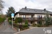 Maison jumelée Vente 3 chambres à Fentange - 1 349 000 € Agence immobilière Christine SIMON, vous présente en Exclusivité, une maison jumelée dans une rue privilégiez calme et sans issue à Fentange.
Elle est construite dans les années 1978- 1980.
Elle se compose comme suit:
Surface habitable de 160 m2 et 305 m2 utile sur un terrain de 5,95 ares.
Au rez-de-chaussée : Hall d'entrée, une chambre à coucher (17,30 m2), une salle de douche, cave (bureau), ancien garage (actuellement un party room avec grande belle vitrée), un garage avec porte électrique, un emplacement extérieur devant le garage, débarras et la chaufferie.
Au 1er étage : hall d'accueil, une toilette séparée, 2 chambres à coucher (23,30 m2 et 15,55 m2), une salle de bains avec douche et baignoire, une cuisine équipée indépendante qui peut être facilement ouverte vers le salon avec un accès vers un magnifique jardin, salle à manger et salon avec cheminée au feu de bois avec un accès vers une terrasse (marquise électrique) d'env. , 31,50 m2 et une vue totalement dégagée sur toute la Commune de Hesperange.
Combles: hall, grenier peut être entièrement aménagé en surface habitable avec une surface au sol d'env. 54 m2 et une hauteur de 2,50 m.
Chauffage à Mazout de 2003, fenêtres double vitrage, toiture bon état, passeport énergétique en cours de réalisation.
Sur base de l'aspect extérieur et intérieur de la maison elle se trouve dans un bon état, elle nécessite des travaux de modernisation et de rénovations à l'intérieur, à l'extérieur la maison se trouve dans un bon état soigné. La maison a un très grand potentiel.
Pour une visite de cette demeure, contactez Christine SIMON, tel: 621 189 059
Ref agence :5338910
