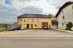 immohub, Ihr Immobilienpartner in FAHA (Mettlach), bietet Ihnen dieses Bauernhaus mit Scheunen auf einem 17 ar großen Grundstück zum Verkauf an. Das Objekt ist Renovierungsbedürftig und bietet sehr viel Potential.



