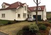 Maison Vente 6 chambres à Irsch - 630 000 € Das Haus ist freistehend und befindet sich auf einem 862m2 großem Eckgrundstück in ruhiger Lage. Im Erdgeschoss befinden sich eine Garage, ein grosses Wohnzimmer mit Kachelofen, ein Esszimmer, eine Einbauküche mit Vorratsraum, ein geräumiger Wintergarten und ein Gästezimmer mit Badezimmer ( Dusche ). Vom Esszimmer gelangt man auf die überdachte Terrasse und in den angelegten Garten. Über das Treppenhaus im Eingangsbereich gelangt man in das Obergeschoss mit 6 Schlafzimmern ( davon 2 mit Zugang zum Balkon ), einem großen Badezimmer und einem geräumigen Speicherraum. Im Badezimmer gibt es einen Wäscheschacht bis runter in die Waschküche. Das nach oben offene Treppenhaus ist hell und großzügig.
Im Keller gibt es eine Einliegerwohnung von ca. 60m2 ( getrennter Aussenzugang ) mit Wohnraum, Badezimmer und Schlafzimmer. Des Weiteren finden sich hier eine eingebaute Sauna mit Hobbyraum, 2 weitere Keller, der Heizungsraum mit der Ölheizung ( Fußbodenheizung im Erdgeschoss, Radiatoren im oberen Geschoss ) und die Waschküche mit Trockenraum.
Die Außenanlage verfügt über eine angebaute, überdachte Terrasse, einen angelegten Garten und einen Carport.
Das ganze Anwesen befindet sich in einem sehr guten Zustand und präsentiert sich in einer gehobenen Ausstattung.
Das Anwesen steht in einem reinen Wohngebiet, sehr ruhig und repräsentativ auf einem Eckgrundstück von 8,62a, zentral in der Ortsgemeinde Irsch/Saar mit direkter Verbindung zu den Altweinbergslagen und der fussläufig erreichbaren Sport- und Freizeitanlage mit Spielplatz für Kinder. Der Ort selbst verfügt über einen Kindergarten, eine Grundschule, eine Bäckerei und weitere verschiedenste Dienstleister. Der ganze Ort befindet sich inmitten einer traumhaften Natur mit vielen Wandwegen und Attraktionen. Zum Zentrum von Saarburg mit allen Einkaufsmöglichkeiten, Sportangeboten und Schulen sind es nur wenige Autominuten. Dort gibt es auch die direkten Verkehrsanbindungen nach Luxemburg, Trier und Saarbrücken. Luxemburg Stadt ist in 30-40 Minuten zu erreichen.