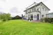 immohub, votre partenaire immobilier à Perl-Borg (Oberleuken), a le plaisir de vous présenter en exclusivité un appartement situé au rez-de-chaussée d'une résidence de seulement deux unités, construite en 2014 et implantée dans un quartier résidentiel calme et agréable.
Avec une surface habitable d'environ 85 m², ce bien offre deux chambres à coucher, deux à trois emplacements extérieurs, un vaste séjour lumineux, une salle de douche moderne ainsi qu'une belle terrasse avec jouissance exclusive du jardin, le tout bénéficiant de vues imprenables.

Composition du bien

Rez-de-chaussée :
-Hall d'entrée : 8,05 m²
-Double séjour avec cuisine équipée ouverte : 38,50 m²
-Chambre I : 12,25 m²
-Chambre II : 15,90 m²
-Salle de douche avec douche à l'italienne : 7,22 m²
-Débarras : 2,90 m²
-Terrasse orientée sud de 14,35 m², accessible depuis le séjour et la chambre II

Informations complémentaires : 
-Année de construction : 2014
-Surface habitable : ± 85 m²
-Menuiseries en PVC avec triple vitrage, volets manuels et moustiquaires
-Orientation : Sud
-Chauffage : pompe à chaleur, thermostats individuels, chauffage au sol
-Dalles en béton
-2 à 3 emplacements extérieurs
-Charges mensuelles : ± 350 €
-Interphone
-Cuisine équipée avec électroménagers de marque Siemens et AEG
-Abri de jardin biohort
-Buanderie

Atouts et commodités :
-Cadre idyllique à la campagne
-Superbes vues dégagées
-Proximité des sentiers « Waldweg » et du site romain de la Villa Borg
-À seulement 12 minutes de la frontière luxembourgeoise
-À 12 minutes des supermarchés DM et LIDL