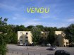 Appartement Vente 1 chambre à Brunstatt - 40 000 € MULHOUSE Campus Illberg.
Ce Studio de 14m² est entièrement équipé et situé face au Campus Universitaire et en bordure de Forêt.
Il est composé :
- 1 Pièce Principale avec Placard, Lit, Bureau,
- 1 Coin Cuisine avec Frigo, Plaques de Cuisson,
- 1 Salle d'Eau avec douche, lavabo et WC.
Le Chauffage et l'eau chaude sont individuels électrique.