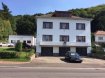 Maison Vente à Hombourg-Haut - 310 000 € Cet ensemble immobilier comprend : un garage / carrossier d'environ 700 m² avec bureau accueil clients, cabine de peinture, ponts, bureaux à l'étage, espace extérieur, parking.
Une maison composée de 2 appartements totalement identiques d'environ 125 m² chacun : une grande entrée spacieuse dessert : 3 grandes chambres, une pièce à vivre ouverte avec cuisine (accès terrasse pour celui du bas), salle à manger et salon, une salle d'eau et un WC indépendant.
3 garages.
Combles aménageables, caves, chauffage fioul, bois ou charbon, simple vitrage.
Idéal pour un artisan ou un investisseur