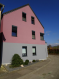 Appartement Location 1 chambre à Ellange - 1 300 € Appartement moderne, neuf, meublé avec une vue incomparable sur la verdure - situé dans une rue calme à Ellange - à proximité de la célèbre station thermale de Mondorf-les-Bains. L'appartement est loué uniquement à une personne.
L'appartement est équipé de matériaux de haute qualité et entièrement meublé. Par le hall d'entrée, on accède à un salon-salle à manger lumineux et accueillant, qui est doté d'une cuisine équipée moderne. De là, on accède à la chambre confortable et à la belle salle de douche avec douche bien-être et WC. L'appartement comprend également un WC séparé, un équipement de cuisine et d'autres appareils électriques. CDI, minimum net 4.000 euros, non fumeur, pas d'animaux.
Ellange fait partie de la commune de Mondorf-les-Bains et dispose d'excellentes connexions par bus et autoroute. Tous les commerces et activités sportives se trouvent à proximité immédiate. L'offre culturelle à Mondorf est très riche. Il y a une école de musique réputée avec 2 orchestres, un lycée et une grande variété de sports. La commune est située au milieu des célèbres vignobles et à quelques kilomètres de la belle Moselle.