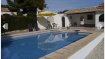 Maison Vente 2 chambres à Benissa - 246 000 € Spanische Villa in Topzustand, sehr ruhig gelegen mit Swimmingpool
Das Haus wurde in den 80gern erbaut und erst vor einigen Jahren renoviert. Man betritt das Gebäude durch eine verglaste Veranda, die an kühleren Tagen geheizt werden kann. Im Inneren finden sich ein gemütlicher Wohn/Essraum mit offener Küche, 2 Schlafzimmer mit doppelverglasten Fenstern und ein Badezimmer. Im hinteren Garten gibt es ein weiteres kleines Gebäude mit einem Abstellraum und einer Gästetoilette. Vor dem Haus liegt ein toller grosser Pool, 9.5x5Meter, eine sonnenverwöhnte offene Terrasse, ein schöner mediterraner Garten und viel Platz zum Spielen oder für weitere Fahrzeuge. Es gibt einen seitlichen Eingang zum Speicherraum der nur als Ablage dient. Die elektrische und sanitäre Anlage wurde 2015 erneuert. Das Haus hat eine Kimaanlage, die von kühlen auf wärmen umgeschaltet werden kann. Das Grundstück ist eingezäunt und besitzt eine elektrische Toranlage.
Das Meer ist ca 1,5km entfernt, alle Einkaufsmöglichkeiten sind leicht zu erreichen. Calpe und Benissa, die Autobahn und die Zugstrecke Alicante-Benidorm sind in der Nähe. Der Flughafen Alicante ist ca 65km entfernt.