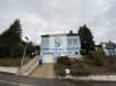 Maison Vente 3 chambres à Ettelbruck - 899 000 € Belle maison libre des 4 côtés avec jardin et garage d?une contenance de 5a 54ca située dans une rue calme à Ettelbruck.
La maison est composée comme suit:
Rez-de-chaussée : hall d'entrée, bureau 10 m2 , chaufferie et garage .
1er étage : WC séparé, cuisine ouverte sur le salon/salle à manger, accès à une grande terrasse et à un jardin plat et clôturé.
2ème étage : hall de nuit, trois chambres, salle de bain avec baignoire et douche.
Divers : Alarme, parlophone.
Possibilité d?augmenter la surface d?habitation de +/- 100m2 dans les combles ou bien de faire une habitation à part car il y a un accès séparé, donc objet intéressant pour investissement locatif.
Située dans un endroit central. Facilité pour les transports publics.
Ref agence :150