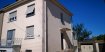 Maison Vente 3 chambres à Florange - 210 000 € FLORANGE. Maison de ville jumelée F5 comprenant au RDC cuisine équipée donnant accès sur une véranda et une terrasse, salon salle à manger et bureau. Au premier étage 3 chambres salle de bain. Combles aménageables. Sous-sol comprenant 3 caves et un garage ainsi que 2 autres garages attenants. Le tout sur 7 ares.