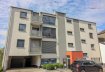 Appartement Vente 1 chambre à Wiltz - 245 000 € -- FR --
Appartement au 2e étage
Surface habitable de +/- 50 m2
Classe énergétique: B-B
Entrée, Coin vestiaire
Living - Salle à manger - Cuisine équipée ouverte
1 Chambre à coucher
Salle de douche (douche de coin, WC, meuble lavabo)
Terrasse
Parking intérieur
Cave avec emplacement pour machine à laver et séchoir
Charges mensuelles : +/- 120 €
-- DE --
Wohnung im 2. Stock
Wohnfläche: ca. 50 m2
Energieklasse: B-B
Eingang, Garderobe,
Wohn-Esszimmer mit offener Einbauküche
1 Schlafzimmer, Badezimmer mit Eckdusche, WC,Waschbecken
Balkon
Innenparkplatz -2 / 206
Keller mit Waschmaschinenanschluss -2 /206
Monatliche Nebenkosten: +/- 120 €