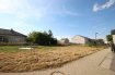 Maison individuelle Vente 4 chambres à Nospelt - 1 078 672 € ------------------------------- 4 FACADES LIBRES -------------------------------------
RE/MAX, spécialiste de l'immobilier au Luxembourg à le plaisir de vous proposer une maison 4 façades libres, sur un terrain de +/- 5,68ares à Nospelt.
La maison est composé comme suit:
Au niveau du sous-sol : Hall, WC, buanderie, cave, garage, parking
Au niveau du rez-de-chaussée : Grand séjour avec un accès vers une terrasse , espace cuisine ouverte non meublé, arrière cuisine ou débarras.
Au niveau du 1er étage :
Hall de nuit, 4 chambres dont une parentale avec espace dressing et salle de douche, une salle de bain commune pour les trois autres chambres.
Au niveau des combles :
Un espace hobby/bureau ou autre, local technique.
Ref agence :Nospelt 4 façades