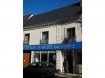 Maison Vente 4 chambres à La Chartre-sur-le-Loir - 149 800 € Maison . Une bâtisse comprenant au RDC : Une boutique louée – Une entrée indépendante menant à l’appartement du premier étage – une entrée de garage menant à des dépendances.1er étage : Appartement se décomposant en cuisine aménagée, WC, Salle d’eau. Séjour/salon avec poêle à bois, 4 chambres, dressing, bureau, une pièce avec descente vers le garage.Terrasse. Cour intérieure. Le tout sur 405 m². *Honoraires inclus charge acquéreur : 7.00% TTC (prix 140000.00 euros hors honoraires). N° portable : 0685994847, Activité exercée sous le statut d'agent commercial
