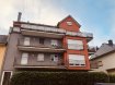 Duplex Vente 3 chambres à Niederkorn - 560 000 € -- FR --
Tempocasa Strassen, vous propose ce magnifique duplex, situé au 3ème et 4ème étage dans une résidence tranquille de 11 unités, construite dans l'année 2007. Le bien dispose d'une surface habitable de 112,20 m2 bien agencée.
Le duplex offre une surface habitable de 51,00 m2 au premier niveau et se compose comme suit:
- hall d'entrée
- un WC séparé
- une grande cuisine moderne, ouverte avec accès
sur le 1ér balcon d'une superficie de 4,70 m2
- un grand living et salle à manger ouvert et avec
accès sur le 2ème balcon d'une superficie de
9,45 m2
Le 2ème niveau dispose d'une surface habitable de 61,20 m2 et se compose comme suit:
- un magnifique hall de nuit
- une grande chambre parentale de 21,95 m2 avec
accès sur le balcon d'une superficie de 5,81 m2
- deux chambres à coucher de 12,71 m2 et de
12,69 m2
- une salle de bain avec baignoire Whirlpool, une
douche