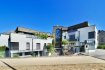 immohub, votre partenaire immobilier à Bascharage, a le plaisir de vous présenter en exclusivité ce magnifique appartement en rez-de-jardin, construit en 2013, au sein d'une résidence soignée de seulement 11 unités avec ascenseur.

Ce bien offre une surface habitable d'environ 125,30 m² et se distingue notamment par ses beaux volumes, sa hauteur sous plafond remarquable de 2,98 m, ainsi que par ses espaces extérieurs particulièrement généreux.

L'appartement dispose de trois chambres à coucher, d'une salle de douche, d'une salle de bains, d'un spacieux séjour avec cuisine ouverte, d'une terrasse de 16,90 m² ainsi que de la jouissance exclusive d'un jardin d'environ 350 m², bénéficiant d'un accès unique et privatif depuis le séjour.

Soigneusement entretenu et immédiatement habitable, ce bien offre un cadre de vie rare, alliant généreux espaces intérieurs, intimité et vastes extérieurs.

Le bien se compose comme suit :

Rez-de-jardin - niveau R-1:
-Hall d'entrée et hall de nuit avec niche prévue pour une garde-robe et interphone : ± 25,00 m²
-WC séparé : 3,27 m²
-Spacieux double séjour avec cuisine ouverte entièrement équipée : 44,64 m²
-Terrasse : 16,90 m², avec un point d'eau
-Jardin : 350 m²
-Chambre à coucher I : 13,22 m²
-Chambre à coucher II : 11,21 m²
-Chambre à coucher III : 12,52 m²
-Salle de douche : 4,89 m²
-Salle de bains : 8,53 m²
-Débarras : 1,91 m², VMC ZEHNDER

L'appartement est complété par une cave privative de 9,44 m² ainsi que par deux emplacements de parking intérieurs, chacun d'une superficie de 13,48 m².

Informations complémentaires :
-Année de construction : 2013
-Chauffage : gaz, par radiateurs
-Triple vitrage / Châssis : bois à l'intérieur et aluminium à l'extérieur / stores électriques RAF
-Système domotique
-Dalles en béton
-Orientation : Nord-Ouest
-Jardin : jouissance exclusive d'environ 350 m² avec accès unique
-2 emplacements intérieurs
-Classe énergétique : D/C
-Charges mensuelles : 290 €
-Disponibilité : à convenir
-Cuisine : PERFECT COZI, équipée d'électroménagers SIEMENS et d'un plan de travail en granit
-Sanitaires : Villeroy & Boch et Grohe
-Ascenseur dans la résidence
-Proximité immédiate des transports en commun et de toutes les commodités