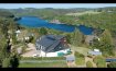Maison Vente 5 chambres à Bonnal - 2 300 000 € Texte français and english ci-dessous.
Eines der traumhaftesten Anwesen im Luxemburger Land.
Auf einer Anhöhe, direkt über dem Stausee und grandiosem Rundumblick, liegt das Anwesen sehr ruhig und mitten in der Natur. Nur ein kleiner Weg führt zu der handvoll, exklusiven Häuser, in einer sehr bevorzugten Lage.
Das Haupthaus wurde 1960 im Ardennen-Stil errichtet, vom jetzigen Eigentümer von Grund auf erneuert und mit einem 450m2 großen, modernen Anbau erweitert. Somit stehen insgesamt fast 517m2 Wohnfläche zur Verfügung und eine riesige Garage für mindestens 4 Autos.
Das ursprüngliche Haus wurde komplett erneuert, wobei der klassische Ardennen-Stil berücksichtigt blieb. Es wurden nur die besten Materialien verwendet und gerade im Detail keinerlei Kosten gescheut. So entstand im unteren Bereich ein großzügiges Wohn/Esszimmer mit Zugang zur wunderschönen, riesigen Terrasse mit Seeblick. Die Küche ist funktionell/modern und mit einer Durchreiche mit dem Esszimmer verbunden. Des Weiteren gibt es eine Gäste-Toilette und eine klassische Treppe in den ersten Stock. Dort liegt das Master-Schlafzimmer mit Balkon (Traumblick), eigenem Traum-Bad und Dressing. Daneben gibt es ein weiteres Zimmer mit Schlafzimmer im Stock darüber. Hier gibt es einen Zugang zur Sonnenbank. Weiterhin findet man ein Abstellzimmer, ein Bad, eine separate Toilette und ein gemütliches Zimmer, dass als Büro genutzt werden kann. Hier liegt auch der Zugang zum neuen Teil des Anwesens. Man betritt einen Raum von ca 70m2, mit 4 großen Fenstern und einem weiteren, offenen Stockwerk, welches nochmals 25m2 umfasst. Im hinteren Teil gelangt man über eine Glas-Schiebetür in einen modernen Dressing und ein sehr modernes Bad mit Dusche und Toilette. Dieser großzügige Bereich eignet sich zum sehr komfortablen Wohnen, als Büro oder seriösen Hobby-Raum. Eine weitere Tür öffnet den rechten Flügel des Anwesens. Hier liegen ein großer Raum mit Kamin und tollen, burgähnlichen Fenstern, sowie ein weiterer großer Raum mit Badezimmer. Man kann diesen Bereich auch getrennt vom Haupthaus, von der Garagenseite erreichen. Eine weitere Treppe führt in den 2.Stock des rechten Flügels und bietet ein wahnsinniges Turmzimmer mit einem 2.Bereich, der als Abstellkammer oder Archiv genutzt werden kann. Von hier hat man einen unglaublichen Blick über den Stausee und die gesamte Natur. Diese Räumlichkeiten des rechten Flügels können als eigenständige Wohnung oder als Büro genutzt werden. Im Erdgeschoss dieser Seite des Anwesens befinden sich die riesige Garage für mindestens 4 Autos, einer Werkstatt, ein Badezimmer mit Dusche und die super-moderne Gas-Heizungsanlage. Eine Regenwasseranlage ist vorinstalliert.
Alle verbauten Materialien sind sehr hochwertig, alle Holzarbeiten, Kacheln, Marmor und Steingut, Fenster ( im neuen Teil 3-4 fach ), Fliegengitter, Schieferdächer, Isolierungen, Alarmanlage, Garagentore etc.
Auf die Außenanlage des Anwesens wurde besondere Rücksicht genommen. Über einen eigenen Weg gelangt man auf das riesige Grundstück mit stilgerechter Vorfahrt vor dem Haus. Der vordere Teil des Anwesens wurde mit viel Liebe zum Detail angelegt und begeistert alle Besucher. Eine riesige Durchfahrt vor den Garagen stellt eine praktische Verbindung zur Terrasse und Garten dar oder sorgt dafür, dass man bei jedem Wetter trocken ins Haus kommt, ohne die Garage benützen zu müssen. Der Eingangsbereich des ursprünglichen Hauses wurde nach toskanischem Vorbild ausgebaut mit einer romanischen Pergola mit Platz für viele Freunde und einem eigens gebauten Backofen/Grill Häuschen. Hier lassen sich die Sommertage wie in Italien verbringen. Eine weitere, riesige Terrasse befindet sich hinter dem Anwesen und lässt sich , unter anderem, vom Wohnzimmer her betreten. Hier wurde sehr stilvoll mit vielen Steinen gearbeitet, mehrere luxuriöse Aufenthaltsmöglichkeiten erschaffen, sowie eine traumhafte Gartenlandschaft gestaltet. Verrückte Details sind 2 Außenkamine, Lampen in verschiedenen Nischen und viele verrückte Accessoires an den Wänden und im Garten. Hier finden sich weitere kleinere Gebäude, wie zum Beispiel eine Holz-Chalet (30m2), ein großer Hundezwinger, ein Abstellhäuschen für Gartengeräte, und ein professionelle Umweltkontainer.
Das Grundstück verläuft sich auf der rechten Site des Anwesens in einem riesigen, zum Teil angelegten ,Park mit eigenem Zugang von der unteren Straße. Hier gibt es wiederum mehrere kleine Holzschuppen, eine Werkstatt und die Möglichkeit ein großes, weiteres Gebäude zu errichten. ( z.B. einen großen Pferdestall für mehrere Tiere, eine große Werkstatt oder einfach nur eine Halle für verschiedene Möglichkeiten). Das gesamte Anwesen ist eingezäunt.
Das Anwesen ist einzigartig in der Lage, Größe und Qualität, was heutzutage kaum noch realisierbar sein wird. Umgeben von weiteren Traumhäusern und prominenter Nachbarschaft, lässt sich Natur und die absolute Ruhe genießen.
Insenborn liegt malerisch am Stausee von Luxemburg, mitten in der Natur. Der See bietet viele Wassersportmöglichkeiten und der Strand von Insenborn ist in ein paar Minuten erreichbar. Das Städtchen Esch/Sur liegt nur einige Kilometer entfernt. Arlon (B) befindet sich 20 Minuten auf der anderen Seite des Sees, sowie eine Autobahnanbindung Luxemburg-Brüssel. Die Verbindung zur Stadt Luxemburg wurde durch die Eröffnung des Stafelter Tunnels noch einfacher. Den Kirchberg/Flughafen erreicht man in etwa 40 Minuten.
Une des plus belles propriétés de rêve au Luxembourg.
La propriété a une situation très tranquille sur un coteau en pleine nature, directement au-dessus du lac de barrage et offrant une vue panoramique grandiose. Seulement quelques maisons exclusives en situation très privilégiée sont accessibles par un seul petit chemin.
La maison principale de style ardennais, a été érigée en 1960. Elle a été rénovée de fond en comble par le propriétaire actuel et elle a été agrandie d’une annexe moderne de 450m2. Par conséquent, presque 517m2 de surface habitable, ainsi qu’un garage gigantesque pour au moins 4 voitures sont à disposition.
Lors de la rénovation complète de la maison initiale, le style classique ardennais a été respecté. Seulement les meilleurs matériaux ont été utilisés et, surtout en détail, on y a mis le prix. Il en résulte dans la partie inférieure, un salon/salle à manger spacieux avec accès sur la terrasse magnifique et gigantesque avec vue sur lac. La cuisine est fonctionnelle et moderne et est reliée par un passe-plat à la salle à manger. En outre, on a un WC séparé et un escalier classique pour atteindre le premier étage où se situe la chambre à coucher principale avec balcon et vue de rêve, ainsi qu’un dressing et une salle de bains de rêve. A côté, on trouve une pièce supplémentaire avec chambre à coucher au-dessus. Ici on a accès au solarium. En outre, cet étage est équipée d’ un débarras, d’une salle de bains, d’un WC séparé et d’une chambre douillette, qui peut avoir l’affectation de bureau. Ici se trouve l’accès à la nouvelle partie de la propriété. On entre dans une pièce de +/- 70m2, équipée de 4 grandes fenêtres et d’un étage ouvert supplémentaire, qui englobe encore une fois 25m2. Dans la partie postérieure, on accède par le biais d’une porte coulissante en verre à un dressing moderne et une salle de bains moderne avec douche et WC. Cette partie généreuse s’apprête particulièrement comme séjour confortable, comme bureau ou comme spacieuse pièce à hobby. Une porte supplémentaire ouvre l’aile droite de la propriété où se situe une grande pièce avec cheminée équipée de fenêtres dans le style d’un château-fort, ainsi qu’une autre grande pièce avec salle de bains. Toute cette partie peut également être accédée séparément à partir du côté du garage. Un escalier supplémentaire mène au 2me étage de l’aile droite et offre une chambre-tour délirante avec une 2me partie, qui peut être utilisée comme archive ou débarras. D’ici, on a une vue incroyable sur la nature et le lac. Ces locaux de l’aile droite peuvent être exploités comme bureau, ou comme appartement séparé. Au rez- de- chaussée de ce côté de la propriété se situe l’énorme garage pour au moins 4 voitures, un atelier, une salle de douche et le chauffage au gaz super-moderne. Une installation de récupération des eaux pluviales est préinstallée. Tous les matériaux de construction, comme la menuiserie, le carrelage, marbre, fenêtres (dans la nouvelle partie à triple et quadruple vitrage),Moustiquaires, isolations, installation d’alarme, portes de garage etc., sont de très haute qualité.
Les alentours de la propriété ont été pris particulièrement en considération. Par le biais d’un chemin privé, on atteint le terrain gigantesque avec arrêt de style devant la maison. La partie antérieur de la propriété a été aménagée avec beaucoup d’amour au détails et enthousiasme tous les visiteurs. Le passage gigantesque devant les garages constitue un raccordement pratique avec la terrasse et la jardin, de sorte qu’on peut atteindre la maison par tous les temps sans devoir utiliser le garage.
La partie d’entrée de la maison initiale a été aménagé selon le modèle toscane avec une pergola romantique, une maison à barbecue avec four, pour avoir beaucoup d’espace pour les invités. Les journées d’été se passent comme en Italie. Une autre terrasse gigantesque se situe dans la partie postérieure de l’immeuble et peut être atteinte entre autres à partir du living. On a travaillé beaucoup de pierres, crée plusieurs possibilités luxurieuses de séjour et dessiné un jardin de rêve.
En détail, on trouve 2 cheminées extérieures, des lampes dans diverses niches et beaucoup d’accessoires délirants sur les murs et au jardin. Plusieurs petites bâtisses se trouvent ici, comme un chalet en bois de 30 m2, un chenil, un abri de jardin pour outils et un conteneur environnemental professionnel.
Le terrain se perd du côté droit en un parc énorme en partie aménagé avec accès séparé de la rue inférieure. On y trouve encore plusieurs remises en bois, un atelier et la possibilité d’ériger un grand immeuble supplémentaire. (p.ex. écurie pour plusieurs chevaux, un hall ou un atelier) Toute la propriété est clôturée.
Cette propriété est unique depuis sa situation, sa surface et sa qualité, dont la réalisation nos jours ne semble pratiquement plus possible. Entouré d’autres villas de rêve et voisinage élitaire, la nature et le calme absolu peuvent être savourés.
Insenborn se situe de façon pittoresque en pleine nature au bord du lac de barrage au Luxembourg. Le lac offre beaucoup de possibilités de sports nautiques et la plage d'Insenborn est à quelques minutes. Le petite ville d'Esch- sur- Sûre n'est qu'à quelques kilomètres. Arlon se situe à 20 minutes de l'autre côté du lac, ainsi qu'un accès sur l'autoroute Luxembourg - Bruxelles. Le trajet vers Luxembourg, Kirchberg et l'aéroport va considérablement s'améliorer avec l'ouverture de la route du nord .
One of the most fantastic properties in the Luxembourg region.
On a hill, directly above the lake and with a grandiose all-round view, the property is very quiet and in the middle of nature. Only a short walk leads to the handful of exclusive houses in a very privileged location.
The main house was built in 1960 in the Ardennes style, completely renovated by the current owner and expanded with a 450m2 modern extension. Thus, a total of almost 517m2 of living space is available and a huge garage for at least 4 cars.
The original house has been completely renovated, keeping the classic Ardennes style in mind. Only the best materials were used and no expense was spared, especially in the details. This created a spacious living / dining room in the lower area with access to the wonderful, huge terrace with a view of the lake. The kitchen is functional / modern and connected to the dining room with a hatch. Here you find also a guest toilet and a classic staircase to the first floor with the master bedroom with balcony (dream view), own bathroom and dressing, another room with a bedroom on the floor above plus access to the sunbed here. There is also a storage room, a bathroom, a separate toilet and a cozy room that can be used as an office. Here you find the access to the new part of the property. You enter a room of approx. 70m2, with 4 large windows and another, open floor, which comprises another 25m2. A sliding glass door in the rear part leads to a modern dressing room and a modern bathroom with shower and toilet. This spacious area is suitable for very comfortable living, as an office or a serious hobby room. Another door opens the right wing of the property. Here is a large room with a fireplace and great, castle-like windows, as well as another large room with a bathroom. You can also reach this area separately from the main house, from the garage side. Another staircase leads to the 2nd floor of the right wing and offers an insane tower room with seperate room that can be used as a storage room or archive. From here you have an incredible view of the lake and all of nature. These rooms in the right wing can be used as an independent apartment or as an office. On the ground floor of this side of the property you will find the huge garage for at least 4 cars, a workshop, a bathroom with shower and the ultra-modern gas heating system. A rainwater system is pre-installed and solar panels on the roof.
All built-in materials are of very high quality, all woodwork, tiles, marble and earthenware, windows (3-4 fold in the new part), fly screens, slate roofs, insulation, alarm systems, garage doors etc.
Special consideration was given to the grounds of the property. A separate path leads to the huge property with a stylish right of way in front of the house. The front part of the property was laid out with great attention to detail and inspires all visitors. A huge passage in front of the garages provides a practical connection to the terrace and garden or ensures that you can get into the house dry in any weather without having to use the garage. The entrance area of ??the original house was expanded according to the Tuscan model with a Romanesque pergola with space for many friends and a specially built oven / grill house. Here you can spend the summer days like in Italy. Another, huge terrace is located behind the property and can be entered, among other things, from the living room. A lot of stones were used here in a very stylish way, several luxurious accommodation options were created and a wonderful garden landscape was designed. Crazy details are 2 outdoor fireplaces, lamps in different niches and lots of crazy accessories on the walls and in the garden. There are other smaller buildings here, such as a wooden chalet (30m2), a large dog kennel, a box for gardening tools and a professional environmental container.
The property runs on the right side of the property in a huge, partly landscaped park with its own access from the lower street. There are several small wooden sheds, a workshop and the possibility of building another large building. (e.g. a large horse stable for several animals, a large workshop or just a hall for various possibilities). The entire property is fenced.
The property is unique in its location, size and quality, which will hardly be feasible these days. Surrounded by other dream houses and prominent neighborhoods, you can enjoy nature and the absolute tranquility.
Insenborn is picturesquely located on the Luxembourg lake, in the middle of nature. The lake offers many water sports and the beach von Insenborn can be reached in a few minutes. The town of Esch / Sur is only a few kilometers away. Arlon (B) is 20 minutes on the other side of the lake, as well as a motorway connection Luxembourg-Brussels. The connection to Luxembourg City became even easier with the opening of the Stafelter Tunnel. The Kirchberg / airport can be reached in about 40 minutes.