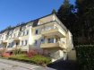 Appartement Location 2 chambres à Luxembourg-Dommeldange - 1 950 € English description at bottom. Français ci dessous.
Grosszügige Wohnung mit tollem Blick in sehr gutem Zustand unweit vom Kirchberg & Flughafen
Das Appartement liegt sehr ruhig auf einer Anhöhe in Luxemburg-Dommeldange mit Süd-Blick über das gesamte Tal und den Kirchberg. Man betritt die Wohnung durch eine grosszügige Eingangshalle, die alle weiteren Räumlichkeiten miteinander verbindet. Eine grosse Glas-Doppeltür führt in das geräumige Wohn/Esszimmer mit Zugang zum Balkon mit Traumblick/Südseite. Daneben findet sich eine moderne, volleingerichtete separate Küche, ein Badezimmer mit Eckbadewanne und 2 Waschbecken, eine Gäste Toilette und 2 Schlafzimmer. Das grössere Schlafzimmer hat ebenfalls einen Balkon zur ruhigen Rückseite des Gebäudes. Im Keller gibt es einen Stellplatz für ein Auto, einen privaten Kellerraum und eine gemeinschaftliche Waschküche. Das ganze Gebäude präsentiert sich in einem Top-Zustand und die Wohnung wurde mit hochwertigen Materialien ausgebaut.
Die Strasse