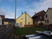 Maison Location 3 chambres à Bartenheim - 1 150 € c.c. Maison type F5 à Bartenheim . Entre la gare et le centre-ville, en retrait de la route, maison individuelle de 102 m2 construite en 2013. Sur une parcelle de près de 4 ares, elle comprend: une entrée, un salon-séjour avec accès terrasse et jardin, une cuisine équipée ouverte, 3 chambres, une grande salle de bains avec baignoire + douche, 2 WC. Sous-sol avec buanderie et garage. Parking à l'extérieur. Grand jardin orienté sud. Chauffage central au gaz + possibilité de poêle à bois (conduit existant). Disponible le 1er septembre.