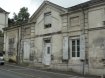 Maison Vente 3 chambres à Château-du-Loir - 101 650 € MAISON DE VILLE. RDC : Entrée, une chambre, une salle à manger, une cuisine, un dégagement, une salle d'eau avec wc Accès sur une courette intéieur avec buanderie. Etage : Un palier, couloir, 3 chambres, salle de bains avec wd; petite pièce d'eau, une partie grenier. Une autre maison mitoyenne à restaurer. Jardin derrière les 2 maisons.