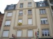 Appartement Location 1 chambre Metz - 470 € c.c. Quartier du Sablon à Metz, rue du XXème Corps Américain. Appartement deux pièces avec une chambre au premier étage. Cuisine séparée. Salle d'eau et toilettes séparées. Chauffage individuel au gaz. 50 m².
Disponible à partir du 01/06/2019.