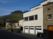 Appartement Location 2 chambres à Wintrange - 1 750 € Texte français ci-dessous.
Traumhaftes Appartement über den Dächern von Wintrange bei Schengen
Die hochwertige Residenz mit 3 Einheiten wurde 2017 erbaut. Das Appartement liegt im 2. Stock ( letzter Stock ) und hat 2 grosse Terrassen mit einem Traumblick auf die Weinberge.
Man betritt die Wohnung durch einen grosszügigen Flur, der alle weiteren Räumlichkeiten miteinander verbindet. Es gibt ein grosses Ess/Wohnzimmer mit Zugang zur grossen, sonnigen Terrasse, eine grosse offene, moderne Küche, ein modernes Bad mit italienischer Dusche, ein GästeWC, eine Waschküche mit Abstellplatz und 2 Schlafzimmer mit Zugang zu einer zweiten Terrasse. Das Appartement präsentiert sich absolut neuwertig. Dreifachverglasung, Fussbodenheizung, die im Sommer auf Kühlung gestellt werden kann, Internet/Fernseh ( Glasfaser ) in mehreren Räumen und ein kontrolliertes Lüftungssystem. Im Erdgeschoss finden sich eine private Garage mit Kellerraum. Die Residenz verfügt über einen Aufzug. Tiere sind nicht gestattet. Ein unbefristeter Arbeitsvertrag (CDI) und ein monatliches Mindeseinkommen von Euro 5.000 netto sind Vorraussetzung.
Wintrange gehört zu den kleinen Perlen an der Mosel, zwischen Schengen und Remich, mitten in den berühmten Weinbergen. Alle Einkaufsmöglichkeiten sind in wenigen Autominuten zu erreichen, sowie alle Schulen und Sportangebote. Das Dorf ist gut ans Busnetz angeschlossen und die Autobahnauffahrt Luxemburg-Saarbrücken nur einige Kilometer entfernt. Direkt neben dem Gebäude gibt es einen öffentlichen Parkplatz. Die Mosel mit ihrem grossen Freizeitangebot ist in unmittelbarer Nähe.
Appartement de rêve au-dessus des toits de Wintrange près de Schengen.
La résidence haut de gamme à 3 unités a été construite en 2017. L’appartement au 2e et dernier étage dispose de 2 grandes terrasses avec vue de rêve sur les vignobles.
L’entrée spacieuse de l’appartement relie toutes les autres pièces entre-elles. L’appartement comprend un grand salon/salle à manger avec accès à une terrasse ensoleillée et spacieuse, une grande cuisine ouverte et moderne, une salle de bains contemporaine avec douche italienne, un WC séparé, 2 chambres à coucher avec accès à la 2e terrasse, une buanderie avec débarras. L’appartement se trouve dans un état absolument neuf. Il est équipé de triple vitrage, de chauffage au sol qui peut fonctionner comme système de refroidissement en été, de TV/internet par fibre optique dans plusieurs pièces et d’une ventilation contrôlée. Au rez-de-chaussée se trouve un garage privé avec une cave. La résidence est équipée d’un ascenseur. La tenue d’animaux domestiques n’est pas permise. Un contrat de travail à durée indéterminée (CDI) et un revenu mensuel minimum de 5000€ net sont de rigueur.
Wintrange situé entre Schengen et Remich est une des petites perles de la Moselle au beau milieu des vignobles mosellans réputés. Tous les commerces, écoles et offres sportives sont accessibles dans quelques minutes en voiture. Le village est bien connecté au réseau de bus public et l’accès sur l’autoroute de la Sarre se trouve à quelques kilomètres. Un parking public se situe directement à côté de l’immeuble. La Moselle avec ses offres de divertissement est à proximité immédiate.