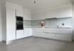 Appartement Vente 2 chambres à Alzingen - 865 000 € DESCRIPTION
Découvrez cet appartement exceptionnel à vendre, situé dans la charmante ville d'Alzingen, Luxembourg. Cette propriété est proposée par NEWGEST S.A R.L.
Détails de la propriété:
Cet appartement rénové est une opportunité à ne pas manquer avec ses 89 m² d'espace de vie somptueux. Il dispose de deux chambres lumineuses, d'une salle de bains moderne et de toilettes supplémentaires, ce qui assure le confort quotidien. L'appartement est complété par un garage privé et un stationnement extérieur, offrant ainsi une place généreuse pour vos véhicules. Un avantage notable est sa cuisine équipée ouverte, parfaite pour les amateurs de cuisine. De plus, une cave et une buanderie sont également incluses, ajoutant à la praticité de cet espace de vie. La propriété s'étend sur un bâtiment de trois étages.
Installations à proximité:
Alzingen est un quartier paisible qui offre une atmosphère familiale et conviviale. Les écoles de la région sont réputées pour leur excellence académique. Pour les courses quotidiennes et le shopping, de nombreuses options s'offrent à vous, de même que pour les dîners au restaurant, avec une variété de cafés et de restaurants à proximité. Les espaces verts et parcs dans la région assurent des moments de détente et de loisirs en pleine nature. Les soins de santé sont aisément accessibles grâce à plusieurs cliniques et pharmacies locales. Enfin, Alzingen est bien desservi par les transports en commun, facilitant ainsi les déplacements vers les autres quartiers de Luxembourg.
Ne manquez pas cette opportunité : tria@newgest.lu ou. 691125293