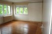 Appartement Location à Thionville - 750 € c.c. F4 de 97 m² à 5mn de la gare sncf gge. THIONVILLE - Spacieux et lumineux appartement F4 de 97 m² dans maison de 2 appartements au rdch sur soul-sol avec une vue imprenable sur la Moselle à 2 pas de la gare Sncf, offrant un séjour de 25 m², 1 salon de 17 m², 1 cuisine qui sera meublée, 2 grandes chambres de 13 et 15 m², Sdb, wc, 1 grand garage et 1 demi sous-sol composé d'1 buanderie, atelier, cellier, petit espace extérieur, IDEAL POUR TRAVAILLEURS FRONTALIERS Loyer 750 € DPE E Honoraires location : 776 € dont 194 € d’honoraires d’état des lieux, Dépôt de garantie : 750 € Libre 1er Septembre Agora Thionville : 03 82 54 77 77