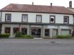 Immeuble de rapport Vente 3 chambres à Goetzenbruck - 181 000 € Immeuble Goetzenbruck 188 m². Immeuble de rapport à bon rendement composé de deux locaux commerciaux en rez de chaussée, un appartement T3 / T4 de 103m² au premier étage et un T1 au deuxième étage. Les 4 lots sont loués. Sous sol et terrain de 2970m². Bon état général. Axe Bitche / Ingwiller. Contact Nord Sud Immobilier à ROHRBACH LES bitche ou à BITCHE au 03 72 64 01 02