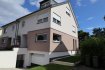 Immeuble de rapport Location 4 chambres à Moutfort - 3 190 € Description du bien immobilier en location à Moutfort
La maison se trouve dans une cité récente, calme et résidentielle. Accès facile et rapide vers le centre-ville et le Kirchberg. Plusieurs crèches dans la commune et excellente école maternelle et primaire / maison-relais et complexe sportif à Contern.
Les prestations sont luxueuses tant au niveau des équipements (alarme, panneaux solaires, marquise électrique) que des finitions (parquet en chêne huilé blanchi, travertin, mosaïque Bisazza, escalier sur 3 niveaux en pierre naturelle avec spots intégrés dans les murs, ?).
La maison offre quatre chambres, un garage pour deux voitures, deux salles de bain, trois WC, une cuisine et de très spacieuses caves.
Détail par étage
- Sous-sol : garage pour deux voitures, buanderie, cave de rangement. Le tout est carrelé et équipé de nombreuses prises. La cave de rangement est actuellement utilisée comme bureau.
- Rez-de-chaussée : spacieux hall d?entrée avec grand placard sur mesure, WC séparé, cuisine hyper équipée (plan en granit, plaque de cuisson à induction, hotte à commandes tactiles, four, micro-ondes, frigo XL, placard à balais, ?) , living-salle à manger de 37 m2 en L avec deux baies vitrées donnant accès à la terrasse en marbre de 24 m2.
- 1er étage : 3 chambres : 19 m2 dressing / 13 m2 / 14m2. S?y ajoutent une salle de bain avec baignoire d?angle et douche italienne, meuble à double vasque et 4 tiroirs et colonne assortie (placage effet chêne blanchi) ainsi qu?un WC séparé.
- 2ème étage : très grande chambre qui traverse tout l?étage (27 m2), salle de douche et WC, et la chaufferie (qui sert également d?espace de rangement). Les pentes du toit sont également exploitées comme placards de stockage.
Le jardin est idéalement orienté (sud-ouest) et facile d?entretien.
Cette demeure familiale de standing est libre le 1er août.
Ref agence :77