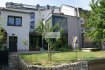 Maison Vente 4 chambres à Mertert - 1 070 000 € IMMO EXCELLENCE vous propose en exclusivité cette jolie et moderne maison d'une surface habitable d'environ 230 m2, ainsi que d'une surface utile d'environ 470 m2, sur un terrain de 4.7 ares. La maison offre des vues exceptionnelles et bien dégagées sur la Moselle.
La maison se compose comme suit :
Au rez-de-chaussée vous trouvez : - Un hall d'entrée ( 5m2 ), un bureau ( 15 m2 ), un vestiaire ( 12m2 ), une lingerie ( 6 m2 ), une buanderie ( 14 m2 ), un W.C. séparé ( 2 m2 ), une chambre ( 20 m2 ), un deuxième hall ( 11 m2 ), un séjour équipé d'une installation cinéma. De ce hall descend un escalier menant au rez-de-jardin avec un palier intermédiaire qui mène vers un local vélo / poubelles ( 11 m2 ),. Une terrasse extérieure ( 17 m2 ) complète ce niveau.
Au rez-de-jardin vous trouvez : Une moderne cuisine de marque entièrement équipée et ouverte ( 26 m2 ) sur une salle-à-manger ( 17 m2 ) avec de grandes baies vitrées et accès sur une grande terrasse extérieure ( 25 m2 ), un débarras ( 4 m2 ), trois caves de rangement ( 7, 10, 12 m2 ), une cave à vins ( 11 m2 ) ainsi qu'un local technique ( 17 m2 ).
Au 1er étage vous trouvez : Un hall ( 7 m2 ), une chambre-à-coucher ( 19 m2 ), une deuxième chambre-à-coucher ( 16 m2 ), une troisième chambre-à-coucher ( 16 m2 ) avec accès sur une belle terrasse extérieure offrant des vues magnifiques sur la Moselle, une salle de douche ( 5 m2 ), un bureau/chambre ( 11 m2 ) avec possibilité d'installer une deuxième salle-de-bains ( raccordement à l'eau existant ).
Au 2ème étage vous trouvez : Des combles isolés mais non encore aménagés ( 65 m2 ) pour y installer éventuellement une suite parentale avec salle-de-bains ( la tuyauterie pour le raccordement à l'eau est déjà installée ).
A l'extérieur vous trouvez, deux emplacements pour voitures, un jardin entièrement aménagé et offrant une magnifique vue sur la Moselle.
Le raccordement au gaz est déjà effectué. La maison dispose partiellement d'un chauffage au sol. Tous les volets sont électriques.
Maison de charme à voir absolument.
Situation idéale et à proximité de toutes commodités ( Autoroute, Bus, Centre commercial, Pharmacie, Banques, Ecole, Crèche, Restaurants, Promenade bordant la Moselle '' ).
Mertert (en luxembourgeois : Mäertert Écouter) est une localité luxembourgeoise et une commune portant le même nom situées dans le canton de Grevenmacher.
A seulement 25 minutes du centre-ville de Luxembourg.
Ref agence :3426767