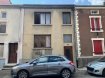 Maison Vente 2 chambres à Moyeuvre-Grande - 61 000 € Nouveauté à MOYEUVRE GRANDE ! Maison mitoyenne à rénover, comprenant : - au rez-de-chaussée : une entrée, un séjour avec accès à une véranda et petite cour, une cuisine, un WC séparé, une remise,- à l'étage : deux chambres (18 et 14 m²), une salle de bains,- au sous-sol : une cave.