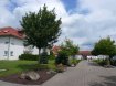 Appartement Location à Perl-Perl - 650 € Seniorenresidenz Moselpark
Texte français ci-dessous.
Ein tolles Studio in der wunderschönen, ruhigen Senioren-Residence Mosel-Park in Perl auf der deutschen Seite. Das Studio liegt im Dachgeschoss. Es hat grosse Fenster( doppelverglast) und ist somit sehr freundlich und hell. Es gibt eine Einbauküche. Das grosse Wohn/Schlafzimmer (30m2 ) hat Parkettfussboden.Von der Küche gelangt man auf einen Balkon mit tollem süd-west Blick. Das Badezimmer ist ebenfalls grosszügig ( 7m2 )und verfügt über eine italienische Dusche, d.h.keine Schwelle zur Dusche. Im Ganzen präsentiert sich die Wohnung in einem neuwertigen Zustand, sowie die ganze Residence und die gesamte Anlage. Es gibt einen Kellerraum (4m2)und eine Waschküche, wo von der Hausleitung eine Waschmaschine und ein Trockner zur Verfügung steht.
Perl liegt im Dreiländereck zwischen Luxembourg-Schengen,Frankreich und Deutschland. Die Mosel-Park-Anlage/Senioren-Galerie wurde vor 15 Jahren errichtet und beinhaltet neben den tollen Wohnungen ein Restaurant, medizinische Versorgung, einen Notrufsystem für jedes Appartement, einen Frisör und viele andere Annehmichkeiten. Vielfätlige Einkaufsmöglichkeiten im Umkreis von einigen hundert Metern w.z.b. Aldi, Bäcker, Metzger etc und direkter Autobahnanschluss nach Luxembourg/Saarbrücken.
Superbe studio dans la magnifique résidence