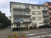 Appartement Vente 2 chambres à Mondorf-Les-Bains - 299 000 € Tempocasa Mondorf vous propose un appartement de +/- 70m² avec 2 chambres à coucher au 2ème étages de la résidence au prix de 299.000€ L'appartement est composé d'un beau hall d'entrée avec placard intégré, cuisine équipée avec balcon, un grand salon-séjour avec accès au 2ème balcon, 2 chambres à coucher, une salle de bain avec douche, un WC séparé et une cave. - Travaux de raffraîchissement à prévoir. - Pas d'ascenseur - Possibilité d'acheter un garage fermée pour 26.000€ avec A visiter absolument!!!! Pour plus d'informations, veuillez nous contacter au 621 402 536.