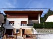 Maison Vente 4 chambres à Moyeuvre-Petite - 174 000 € Maison Moyeuvre Petite 6 pièce(s) 135m2. Maison individuelle offrant de beaux volumes sur 35 ares de terrain. Secteur calme et verdoyant.Rez de chaussée : une entrée spacieuse, un garage, une cave, un débarras, une chaufferie.1er étage : une cuisine aménagée, ; un double salon/séjour ( 30m²) ; une chambre ; un wc séparé ; une salle de bains (douche et baignoire) ; une grande dépendance (37m²).Terrasse attenante ; petite piscine.Second étage : Trois chambres dont une à conforter ; WC ; débarras.Menuiseries en tres bon état.Second garage attenant à la batisse.pour tout renseignement ou visite, veuillez contacter :Mme LITZELMANN 07 50 90 38 53 Agence St Louis
