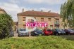 Appartement Vente 1 chambre à Ars-sur-Moselle - 138 450 € Appartement Ars Sur Moselle 3 pièce(s) 75 m2. L'Immobilière Delarue vous propose en exclusivité au coeur de Ars-sur-Moselle, à disposition les commerces, les transports, les loisirs, la gare etc...
Il est situé en rez-de-chaussée d'une copropriété soignée et il se compose d'une entrée avec placards, une cuisine, un salon séjour, un bureau avec balcon, un toilette séparé, une salle de bain avec douche et baignoire, un local technique avec chaudière gaz, une chambre.
Les menuiseries sont double vitrage, la chaudière gaz est à remplacer;
Ce bien dispose également d'un garage de 26m², d'une cave de 11,65m².
La copropriété est composée de 4 lots et elle est gérée par un syndic professionnel.
Charges annuelles 480 € environ.
Dpe E / 286 kwh/m²/an Ges E / 62 kgCo2/m²/an
Estimation des coûts annuels d'énergie du logement entre 1 436 € et 1 944 par an.
Le prix de vente est de 138 450 € et les honoraires sont à la charge vendeur.
Vous pouvez consulter tous les risques sur Géorisques.
Copropriété de 4 lots (Pas de procédure en cours).
Charges annuelles : 480.00 euros.