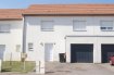 Maison Vente 4 chambres à Woippy - 199 900 € L'immobilière Delarue vous présente en exclusivité cette charmante maison de 5 pièces de 85 m2 habitables à Woippy Village sur le secteur des Coteaux. Cette maison mitoyenne de 2012 comporte au rez de chaussée : une entrée avec placard, un WC avec lave mains, un beau séjour avec accès direct sur terrasse et jardin, une cuisine équipée ouverte sur le séjour ensemble de 28,50 m², un cellier| buanderie avec également un accès terrasse et un garage. Au premier étage : 4 belles chambres de 9,58 m² à 12,01 m² de surface avec volumes de rangement, un dégagement et une salle bain|WC. L'ensemble de la parcelle est de 02 ares 78 ca avec deux places de parking sur le devant la maison, celle-ci a construite en 2012 et a été réalisée suivant les Normes de la RT 2012 avec une isolation thermique par l'extérieur ce qui lui confère d'excellentes qualités de confort d'isolation (été et hiver) avec un coût de chauffage central au gaz contenu de 69 euros| mois. Cette maison vous séduira de part, sa tranquillité, de la proximité des commerces du centre, des écoles et collège, du transport urbain et des grands axes routiers et autoroutiers mais également de la Méga-zone commerciale de Semécourt.Le prix de vente de cette maison est de 199900 euros et les honoraires sont intégralement à la charge du vendeur.Contactez notre Agent Commercial M. Boulanger Bernard au 07|81|91|20|08.
