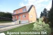 Villa Location 6 chambres à Bridel - 3 650 € Superbe maison libre des 4 côtés avec très beau jardin dans une impasse
Grand living avec feu ouvert avec accès sur terrasse plein sud.
Très grande cuisine entièrement équipée avec frigo américain et débarras.
Très beau hall , bureau et WC sép.
A l étage 4 grandes chambres dont 1 Master avec Dressing, grande salle de bains avec baignoire et douche, salle de douche et WC sép.
Sous le toit une grande pièce avec salle de douche en annexe, débarras
Sous sol avec sauna (poss) et salle de douche, multiples caves et buanderie
Garage pour 3 voitures, grand jardin et emplacements devant maison.
Ref agence :916708