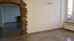 Appartement Location 3 chambres à Lunéville - 545 € c.c. Bel appartement entièrement rénové situé au 2ème étage sans ascenseur avec de beaux volumes, comprenant une entrée, trois chambres, une salle à manger/salon, une cuisine, une salle de bains avec douche et baignoire.
Chauffage individuel au gaz.
Fenêtre PVC.