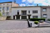 Maison Vente 5 chambres à Bouzonville - 155 000 € Maison Lorraine proximité Bouzonville. Maison composée au RDC d'une entrée avec couloir traversant, d'un double salon salle à manger ouvert sur cuisine équipée et aménagée, d'une SDB avec baignoire vasque et wc, d'une cuisine d'été, d'une douche séparée, d'un cellier.
Au 1er, palier avec dégagement, cinq chambres, un Wc séparé avec vasque.
Egalement de grandes dépendances offrant de nombreuses possibilités d'aménagement.
Le bien dispose de garages et places de parking extérieures.
Le tout implanté sur un terrain d'une contenance totale de 14.42 ares.