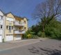 Duplex Location 4 chambres à Sandweiler - 2 200 € LIVINGFORM FORM Real Estate et LF CONCEPT vous proposent un magnifique Duplex d’une surface de 168 m2 net Habitables, le tout situé dans une citée très calme de Sandweiler.
Le bien dispose de 4 chambres à coucher et d’une petite chambre qui peut servir de Bureau ou de chambre supplémentaire pour un petit enfant.
Descriptif :
Etage 1
-Salon
-Salle à manger
-2 chambres à coucher
-Salle de bains avec WC
-Cuisine entièrement équipée
-Balcon
-WC séparé
Etage 2
-Bureau/chambre
-Chambre Parentale
-Chambre supplémentaire
-Salle de Bains
Le tout est loué avec 2 emplacements intérieures et une cave privative.
Le duplex possède un jardin commun, le tout situé dans un immeuble Bi-Familiale.
Pour de plus amples informations et pour toute visite, n’hésitez pas à nous envoyer votre demande de contact par mail : info@livingform.lu
Adresse: 59, Am Steffesgaart (Sandweiler)