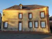 Maison Vente à La Ferté-Bernard - 97 590 € CENTRE VILLE LA FERTE BERNARD. C IMMOBILIER vous propose au coeur de La Ferté Bernard, un immeuble actuellement à usage de bureaux sur deux niveaux pour environ 100 m². En rez-de-chaussée: accueil, trois bureaux, vestiaire, sanitaires. Au 1er étage: palier, deux bureaux, sanitaires. Greniers sur l'ensemble. Belle cave voutée. Stationnement public à proximité immédiate. L'ensemble en très bon état, l'immeuble est équipé pour accueillir une activité tertiaire et peut-être sous conditions transformé en logements. Pas de jardin, ni de cour.
*Honoraires charge vendeur