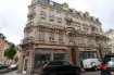 Au pied des commerces et des commodités, joli appartement vaste et lumineux de 55 m², au 1er étage d'une résidence bien soignée et bien entretenue.L'appartement se compose comme suit :- hall d'entrée, cuisine entièrement équipée ouverte sur le séjour, une spacieuse chambre à coucher, une salle de douche (douche italienne) avec WC et lavabo.À ceci s'ajoutent une cave privative et une buanderie commune.L'appartement peut être loué meublé.Idéal pour jeune couple ou une personne seule!Agence ELSA'HOME à votre écoute pour la concrétisation de vos projets en toute confiance.