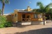 Maison Vente 2 chambres à Alicante - 370 000 € Votre agence Vitrin'Immo vous propose dès maintenant d'acuqérir cette somptueuse villa de luxe meublée en Espagne, à une demi-heure de la ville d'Alicante. 160m² de surface habitable!Située entre Elche et Alicante sur la merveilleuse Costa Blanca, tout en étant à seulement à 4 kilomètres de la plage, cette superbe villa met à votre disposition un cadre de rêve ou palmiers et sable fin vous accueillent toute l'année!Vous y trouverez un salon, une très belle pièce repas composé d'une cuisine américaine avec bar et d'une salle à manger, deux chambres avec lits doubles inclus, ainsi que deux salles de bains dont une avec douche italienne. Climatisation incluse!À l'extérieur, une superbe terrasse avec mobilier extérieur, piscine et chaises longues vous accueillera pour profiter du soleil de la meilleure des façons!Equipée d'une alarme et d'un interphone vidéo, sans oublier les portes automatiques.Tout est meublé, tout est équipé. Plus qu'à s'installer!Une aubaine à ne pas rater!
