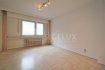Local commercial Location à Luxembourg-Centre ville - 1 800 € Sigelux Real Estate vous propose à la location cette surface commerciale, rénovée en 2016, située plein centre-ville, au 1er étage du 6/12 Place d’Armes,
Surface commerciale de +/- 65m2
- réception, hall
- 3 bureaux indépendants
- volets manuels
- armoires encastrées
- fenêtres double vitrage
- 2 caves
- toilette
- douche
- porte sécurisée
- système d’alarme avec caméra de surveillance à l’entrée de l’immeuble et du local
Chauffage au gaz, baie vitrées, vue dégagée…
Disponibilité immédiate
Loyer : 1800€
Charges : 175€
Garantie locative : 3 mois de garantie
Frais d’agence : 1 mois de loyer + Tva
