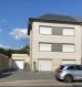 Maison Vente 4 chambres à Kayl - 1 200 000 € Maison à vendre à Kayl
Maison unifamiliale libre de 3 côtes, d'une surface habitable de 190m2 sur un terrain de 3ares76ca, située au centre de Kayl, proche de toutes commodités.
Cette maison se compose comme suit :
Au rez-de-chaussée:
Garage pour 4 voitures est 3 emplacements extérieurs, WC, une pièce rangement, chaufferie, buanderie, spacieuse salle avec une cheminée fonctionnelle donnant accès au jardin,
Au 1er étage :
Cuisine séparée, bureau, salle a manger donnant sur une terrasse de +- 50m2, et accès au jardin,
Au 2éme étage :
4 chambres à coucher, balcon de 15m2, 1 salle de bain, WC sépare,
Grenier de +- 40m2 aménageable,
La maison est équipée de double vitrage, de dalles en béton, d'une nouvelle chaudière au gaz,
Disponibilité immédiate
Pour toute information supplémentaire ou pour une visite, veuillez nous contacter au 621195861.