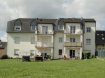 Appartement Location 2 chambres à Remich - 1 100 € Nur mit CDI - Luxemburgische oder deutsche Sprachkenntnisse vorausgesetzt - Visiten ab 01.03.2019
Appartement mit Balkon, viel Sonne und tollem Blick mitten in Remich, mit 2 Garagen-Parkplätzen.
Die Residenz liegt in Remich gegenüber der Kirche, nach hinten, sehr ruhig. Es gibt einen großen Balkon und einen Anteil am riesigen Garten. Das Appartement hat ein großes Wohn/Esszimmer, eine helle Einbauküche, 2 Schlafzimmer, ein Badezimmer mit Badewanne und eine Gäste Toilette.
Ein großer Gang verbindet alle Einheiten miteinander. Vom großen Wohn/Esszimmer gelangt man auf den Balkon mit viel Sonne und tollem Blick.
Im Keller gibt es einen Kellerraum, eine gemeinschaftliche Waschküche und 2 Stellplätze in der großzügigen Tiefgarage. Die ganze Residenz präsentiert sich in einem guten Zustand. Im riesigen Garten kann man sich einen Teil reservieren und privat nutzen.
Remich gehört zu dem schönsten Ortschaften an der Luxemburger Mosel. Das Appartement liegt im Zentrum, unweit von allen Einkaufsmöglichkeiten, Verkehrsanbindungen und den berühmten Weinbergen. Für Naturfreunde eröffnet sich ein wahres Paradies. Die Mosel lädt zu allen möglichen Wassersportarten ein. Nicht umsonst ist die Region Remich die Nummer 1 in Sachen Tourismus.