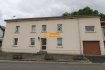 Maison Vente 4 chambres à Prettingen - 840 000 € Belle maison libre de 3 côtés située sur un terrain de 17a73 dans une rue calme du village de Prettingen, Commune de Lintgen. La maison dispose de : Rez-de-chaussée : Hall d'entrée, salle à manger, cuisine équipée, living, autre pièce avec accès à la cour intérieur ainsi qu'au jardin. On dispose également d'un premier garage fermé.Etage 1 : 3 chambres à coucher, 1 bureau (chambre) et salle de bain + WC.De la cour intérieure on dispose d'un accès à la partie arrière de la maison qui comprend atelier, bureau ( avec vue sur les champs) et accès au grenier. Un deuxième garage fermé se trouve derrière la maison.Travaux de rénovation à prévoir.Prettingen est un petit village calme de la Commune de Lintgen avec un accès facile vers Luxembourg -Ville par la nouvelle autoroute.