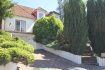 Maison individuelle Vente 3 chambres à Eischen - 1 195 000 € Magnifique Villa allie à la perfection le charme breton des pierres apparentes aux lignes épurées d'un style contemporain de +/- 190 m2 sur 11,25 ares de terrain.
Ce bien d'exception construit en 1996 et réalisé avec des matériaux de haut standing.
Disposant de 190 m2 net habitables, la maison se compose au rez-de-chaussée d'une grande chambre avec salle de bain, d'un w.c. séparé, d'un spacieux living et d'une cuisine entièrement équipée,
Le living ainsi que la cuisine ont un accès sur la terrasse avec jardin.
Au premier étage, vous découvrirez 2 grandes chambres à coucher desservies par 2 salles de douche.
Au sous-sol, ce bien dispose d'un grand garage pour 3 voitures, d'une buanderie, cave et d'un bureau.
Cette maison dispose d'une belle luminosité grâce à de grandes baies vitrées.
La propriété est complètement aménagée par arbustes, arbres, et différentes terrasses.
Deutsche Version
Dieses Haus wurde 1996 gebaut mit hochwertigen Materialien erbaut und liegt auf einem Grundstück von etwa 11 ares. Es bietet eine Wohnfläche von ca 190 m2. Diese teilt sich wie folgt auf.
Der Wohnbereich befindet sich im Erdgeschoss.
Hier befindet sich ein grosses Wohnzimmer als auch einen direkten Zugang zum Garten, eine vollausgestattete Küche sowie ein grosses Schlafzimmer mit Badezimmer.
Auf der ersten Etage befinden sich zwei grosse Schlafzimmer mit jeweils 2 Badezimmer.
Im Untergeschoss, befinden sich eine Garage für 3 Autos, Waschküche, sowie 2 Keller und ein Abstellraum
Das Haus befindet sich auf einem schön angelegten Grundstück und ist sehr gepflegt.